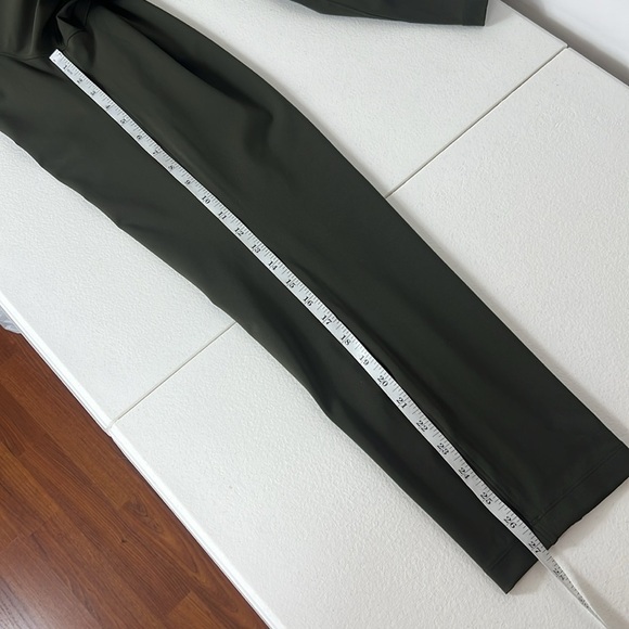 Lululemon On The Fly Pant Size 6 Dark Olive Athleisure Workout EUC - Picture 9 of 10